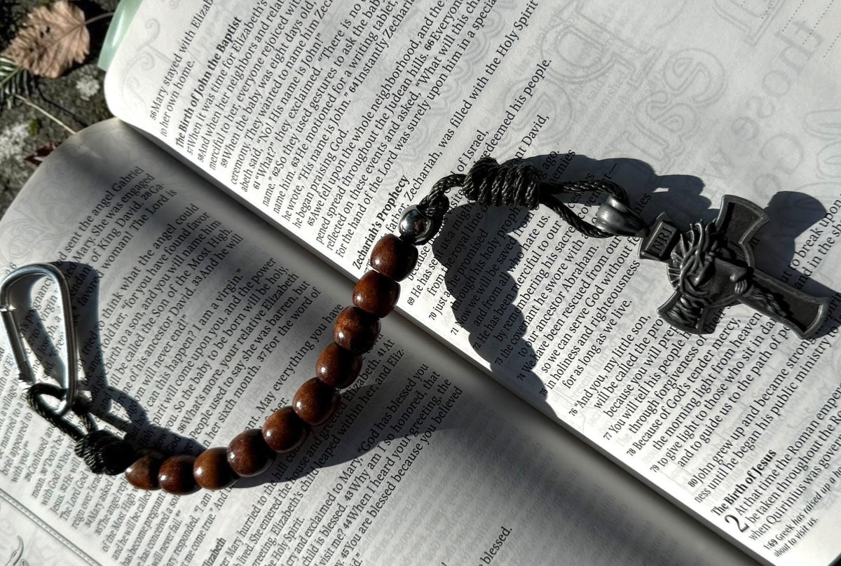Wood Tactical Paracord Decade Rosary detail view